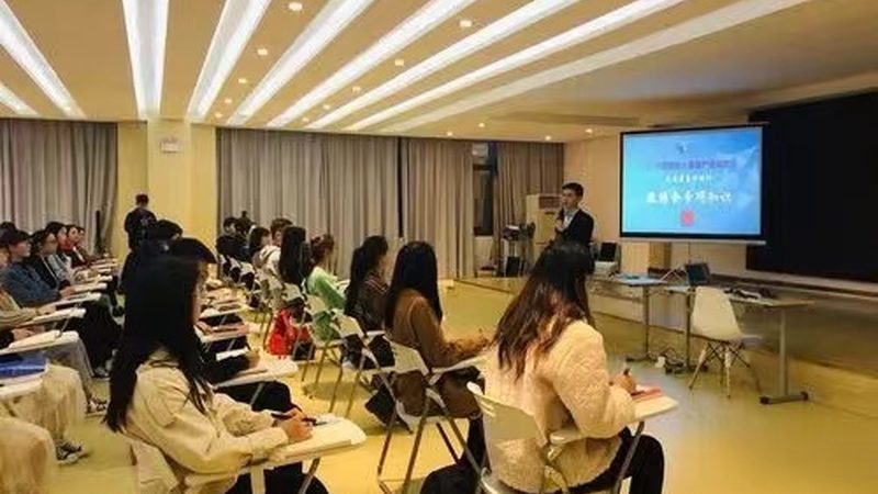 电工证含金量较高，具有广泛的市场需求。在报考时，要关注以下几点：
