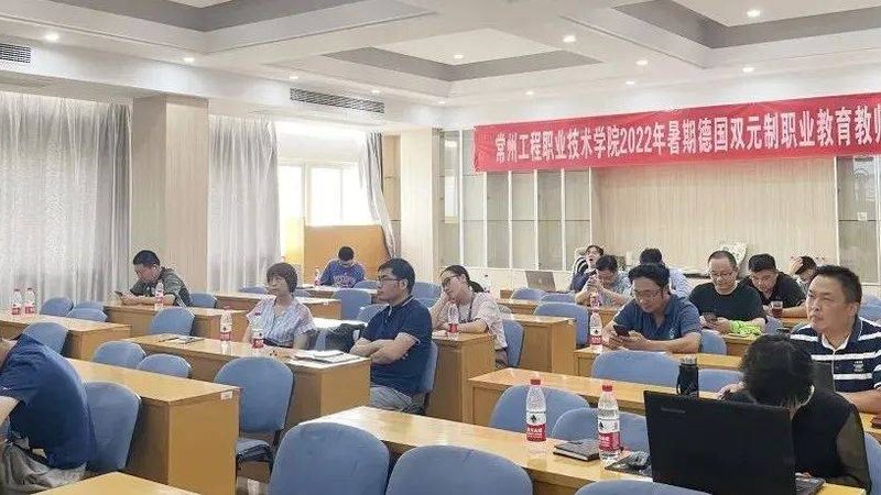小标题：行业趋势与热门专业